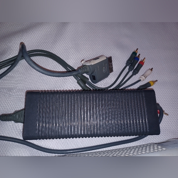 Microsoft Xbox 360 Bundle w/ Game + Controller + HD - Picture 10 of 10